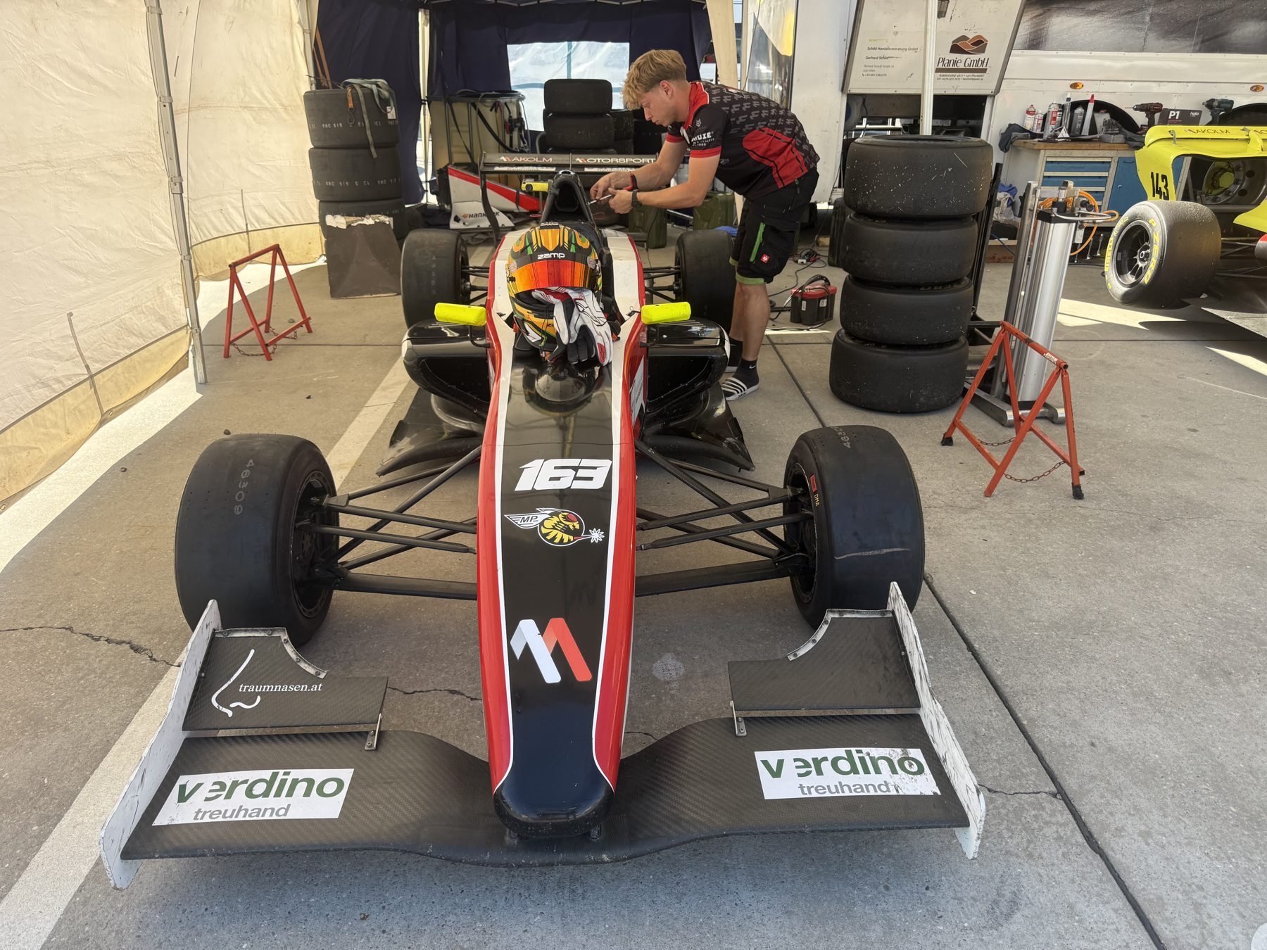 Der drive-me Formel-Renault 2.0 mit Startnummer 163 im Fahrerlager
