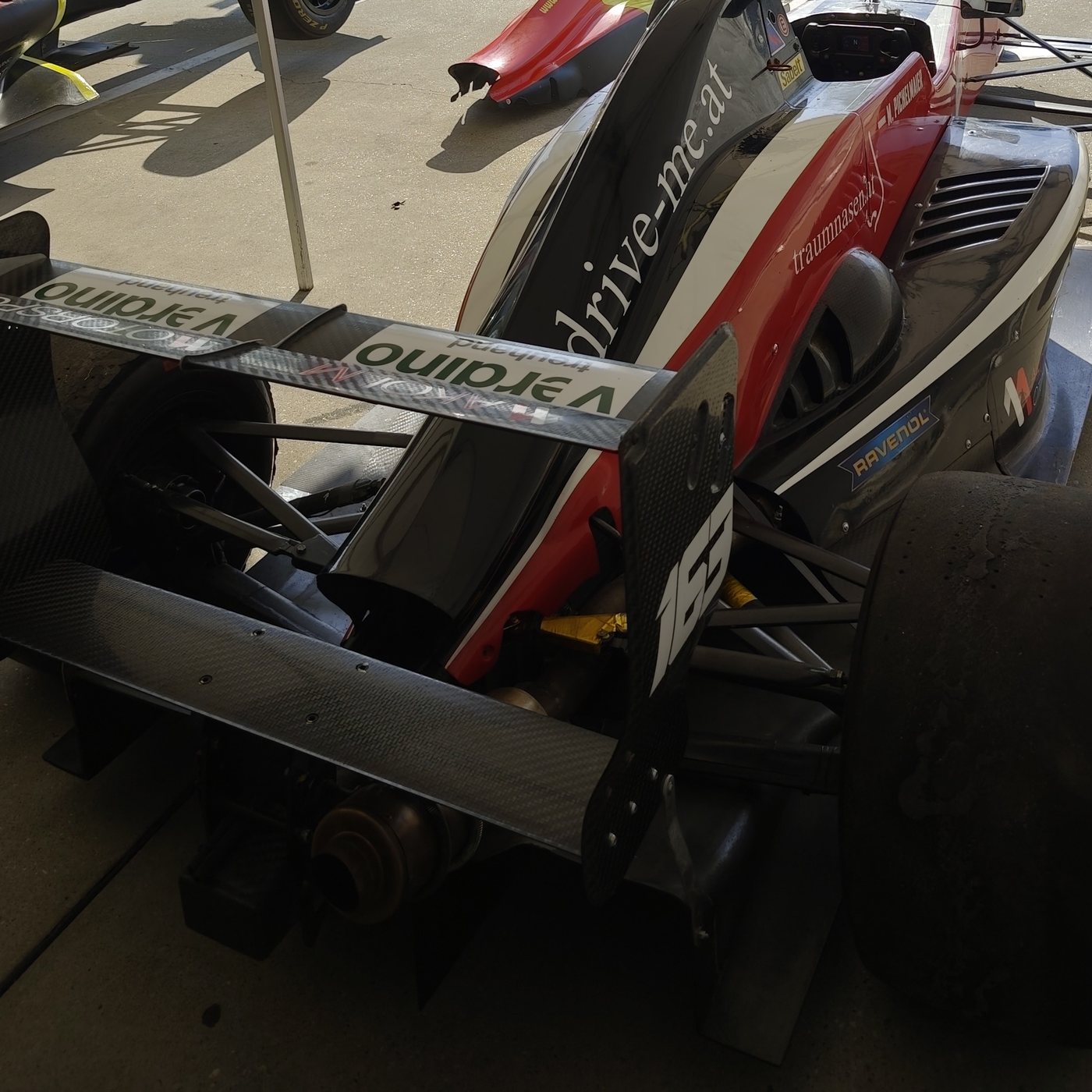 Heckansicht des drive-me Formel-Renault mit Heckflügel im Fahrerlager