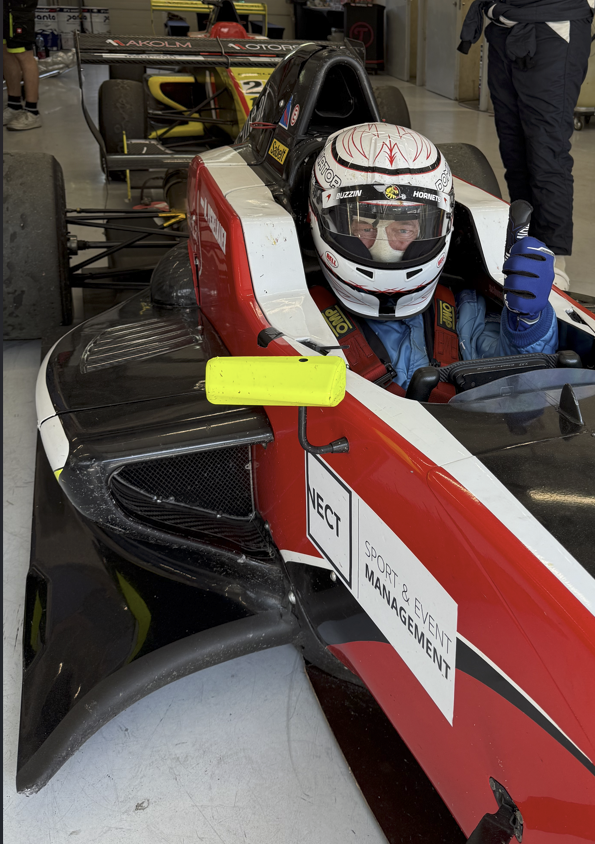 Pilot im Cockpit, Daumen hoch vor dem Stint