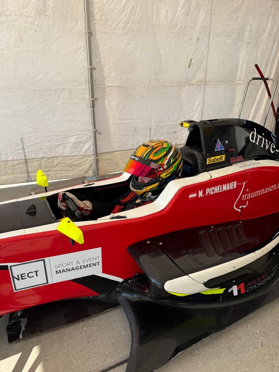 Michi Pichelmaier angeschnallt im Cockpit des Formel-Renault, kurz vor dem Stint